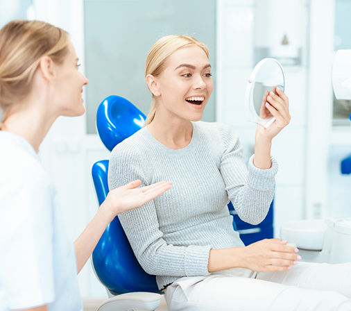 A woman seeing a cosmetic dentist in Midlothian