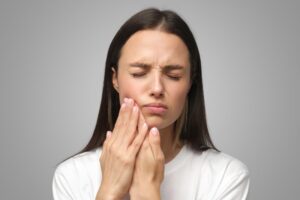 Woman with one-sided jaw pain